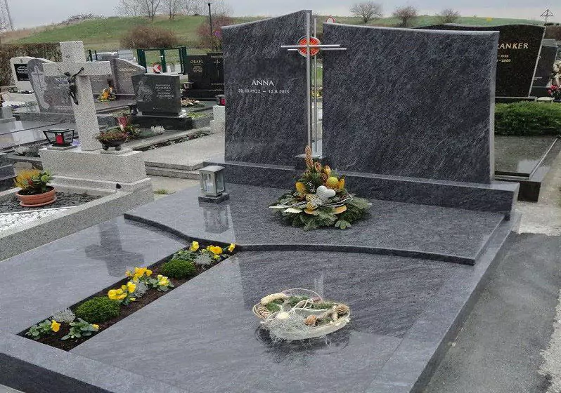 Doppelgrabanlage Doppelgrabanlage aus Marmor mit Metallkreuz