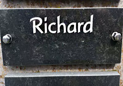 Gedenktafel Dunkle Gedenktafel aus Stein mir dem Namen "Richard" eingraviert
