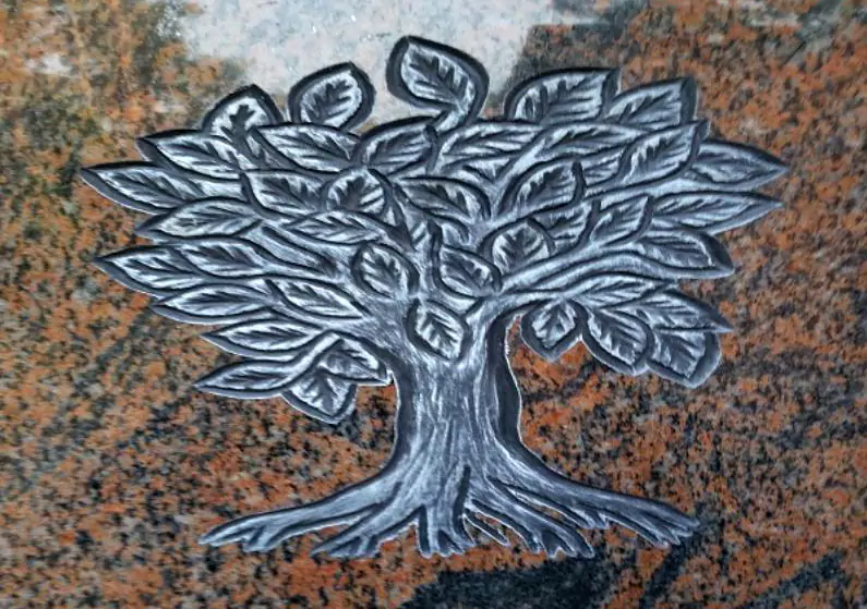 Nebennischenplatte Nebennischenplatte mit eingravierten Baum