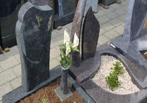 Urnengrabanlage Urnengrabanlage aus Marmor
