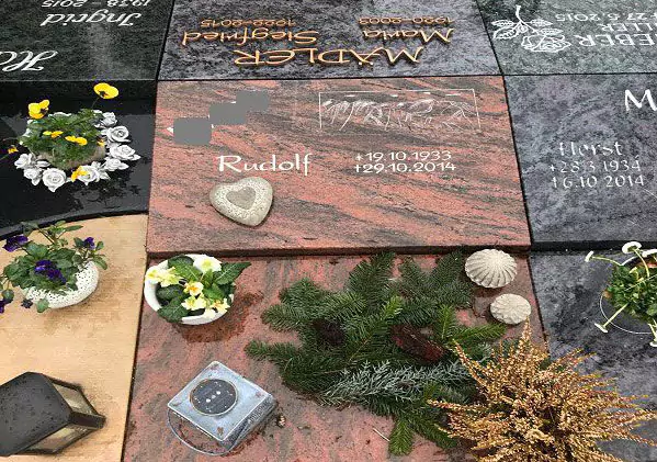 Urnenkammergrabanlagen Urnenkammergrabanlagen aus Stein graviert
