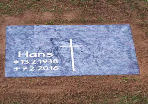 Wiesensteine Wiesenstein mit Namen und Kreuz eingraviert